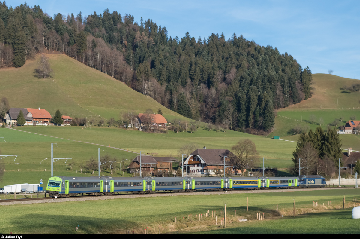 Ein EW-III-Pendel der BLS fährt am 12. Dezember 2015 als RE Luzern-Bern bei Zäziwil Richtung Konolfingen. Seit dem Fahrplanwechsel am 13. Dezember 2015 werden die RE Bern-Luzern mit Lötschberger-Triebzügen gefahren, nur der Umlauf mit dem Kambly-Zug bleibt EW III.