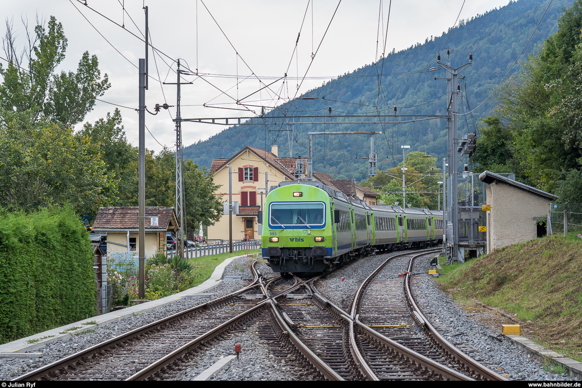 Ein EW-III-Pendel verlässt am 17. August 2020 als RE La Chaux-de-Fonds - Bern den Bahnhof Chambrelien.