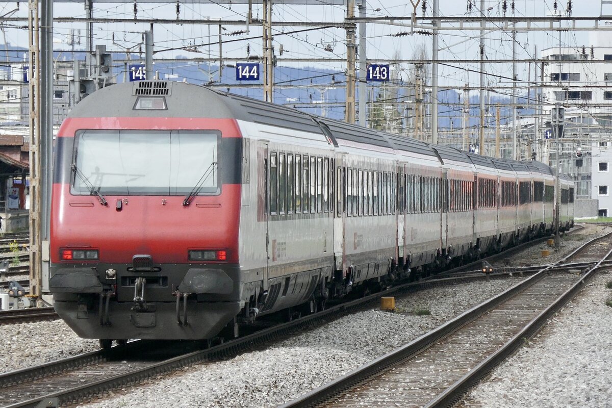 Ein EW IV Pendel Ersatzzug als IC 8 Richtung Romanshorn am 5.4.24 nach dem verlassen des Bahnhof Thun.