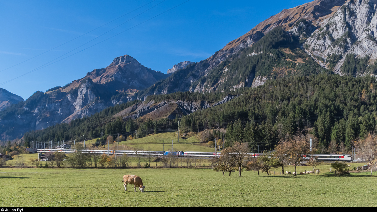 Ein EW-IV-Pendel fährt am 29. Oktober 2016 leer bei Kandersteg nordwärts. In der Mitte ist Re 460 079 Credit Suisse/Gottardo 2016 eingereiht. 