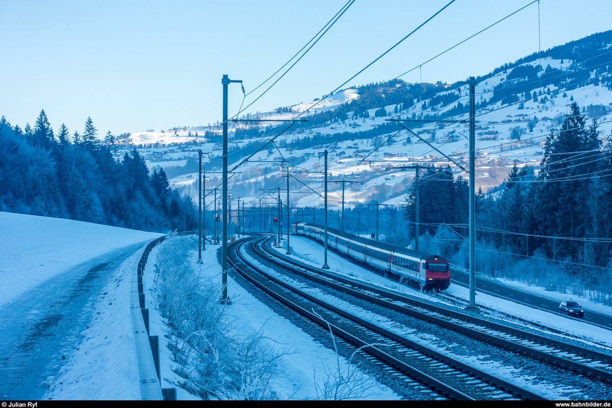 Ein EW-IV-Pendel mit wahrscheinlich defektem Scheinwerfer fährt am 24. Dezember 2017 als IC 6 Basel - Brig bei der Verzweigung Wengi-Ey in den Lötschberg-Basistunnel ein.