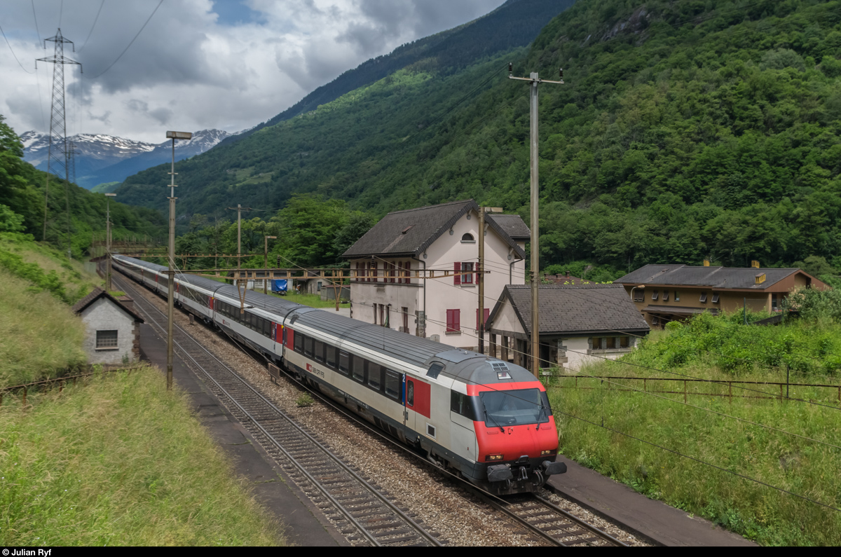 Ein EW-IV-Pendelzug fährt am 5. Juni 2016 als Extrazug zur Eröffnung des Gotthard Basistunnels durch den neuen alten Bahnhof von Giornico. 

Der Bahnhof ersetzte mit der Elektrifizierung der Gotthardbahn im Jahr 1920 den alten Bahnhof, welcher sich einige Kilometer weiter oben, direkt unterhalb der berühmten Kehrschleifen der Biaschina, weitab vom Dorf, befindet. Auch hier halten jedoch schon länger keine Züge mehr.

Der Einsatz von EW-IV-Pendeln an diesem Wochenende dürfte einer der ersten planmässigen Einsätze dieser Züge auf der Gotthard Südrampe überhaupt sein. Auf der Nordrampe gab es bereits einige verpendelte Einsätze in Verstärkungszügen bis Göschenen (inkl. Gepäckwagen im Modul).