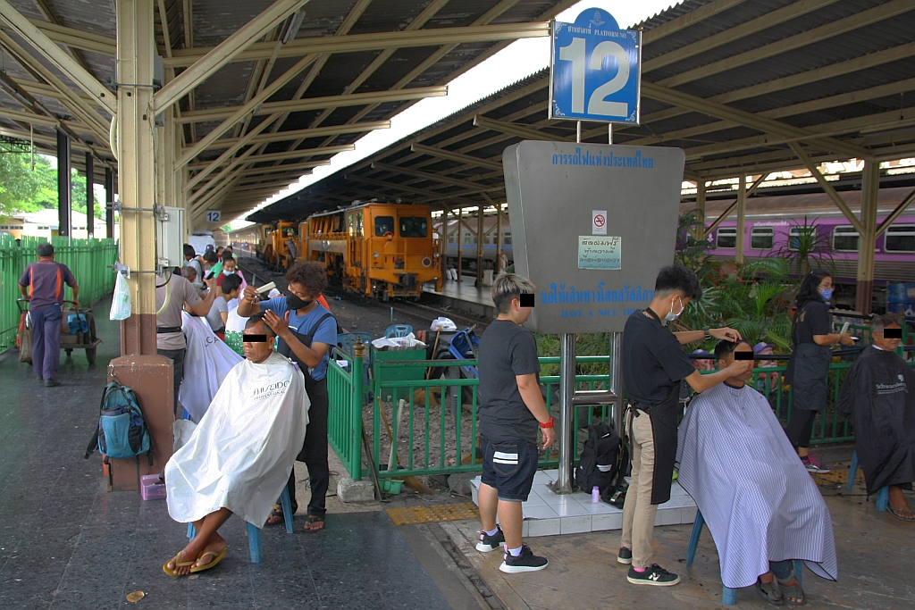 Ein ewiger Klassiker ist der  Friseur am Bahnsteig  im Bf. Hua Lamphong. Bild vom 15.Mai 2018.