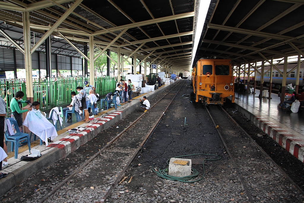 Ein ewiger Klassiker ist der  Friseur am Bahnsteig  im Bf. Hua Lamphong. Bild vom 15.Mai 2018.