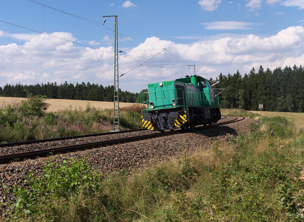 Ein ex Frettchen im Vogtland. Leider war nicht zu erkennen, wem die Lok jetzt gehrt! bermalt war die alte SNCF Nummer 461001.
Bahnstrecke 6362 Leipzig - Hof am Wldchen zwischen B Kornbach und Reuth mit Fahrtrichtung Hof auf dem Gegengleis wegen Bauarbeiten am 17.08.2013