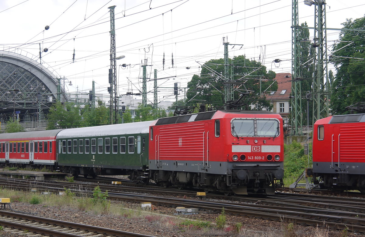 Ein ex Reichsbahnwagen (D-EBS 55 80 21-35 0ß59 -7 Bomz) muss aushelfen am RE18 Cottbus - Dresden, hier bei Einfahrt in Dresden Hbf, 01.06.2012
