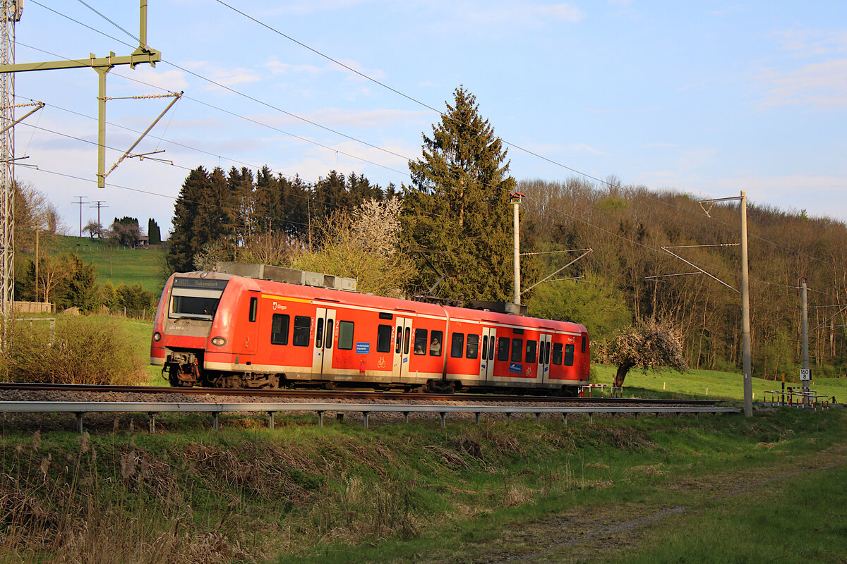 Ein ex Saarländer düst für die Bodensee-Oberschwaben-Bahn über die Südbahn. 426 037-8, welcher noch den früheren Taufnamen Illingen trägt, erreicht in Kürze mit der RB91 den Endbahnhof Aulendorf. (30.04.2022)