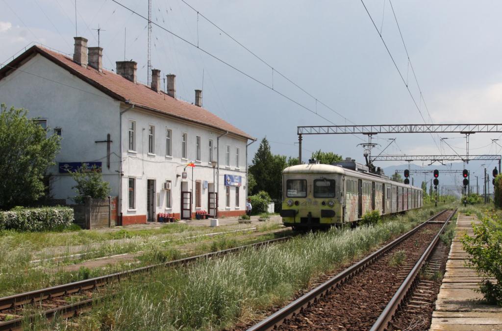 Ein ex SNCF Elektrotriebzug hält am 21.5.2015 als Zug 3503 auf dem Weg nach Teius im Landbahnhof Bod.
