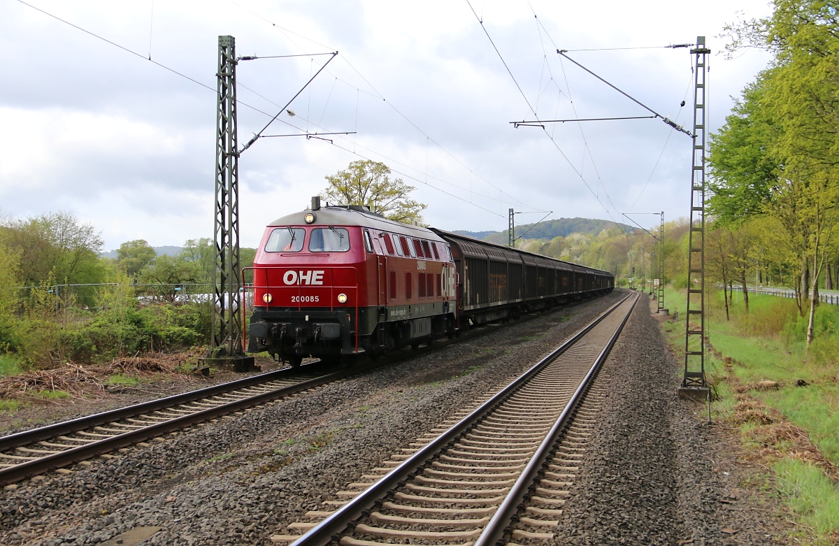 Ein Exot auf der KBS 613: OHE Lok 200085 (216 121-4) mit H-Wagenzug in Fahrtrichtung Norden. Aufgenommen in Wehretal-Reichensachsen am 18.04.2014.