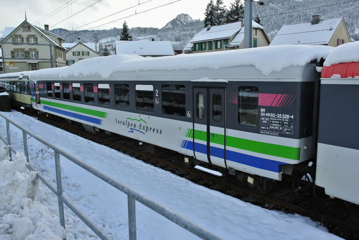Ein Exot bei den VAE Wagen war der BR 50 48 85-35 526-4, doch auch seine Zeit ist nun abgelaufen, Nesslau neu St. Johann, 27.01.2014.