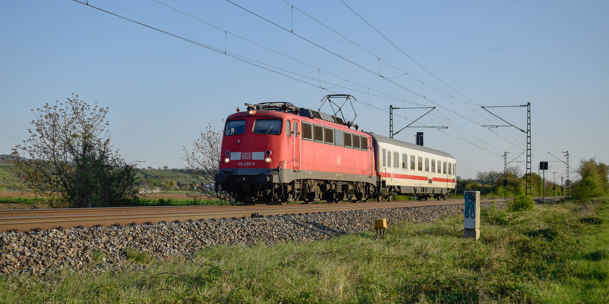 Ein Exot hier: 115 459 mit dem kurzen PbZ 2462, Basel Bad Bf - Frankfurt (Main) Hbf am 19.04.2018 kurz vor Buggingen.
