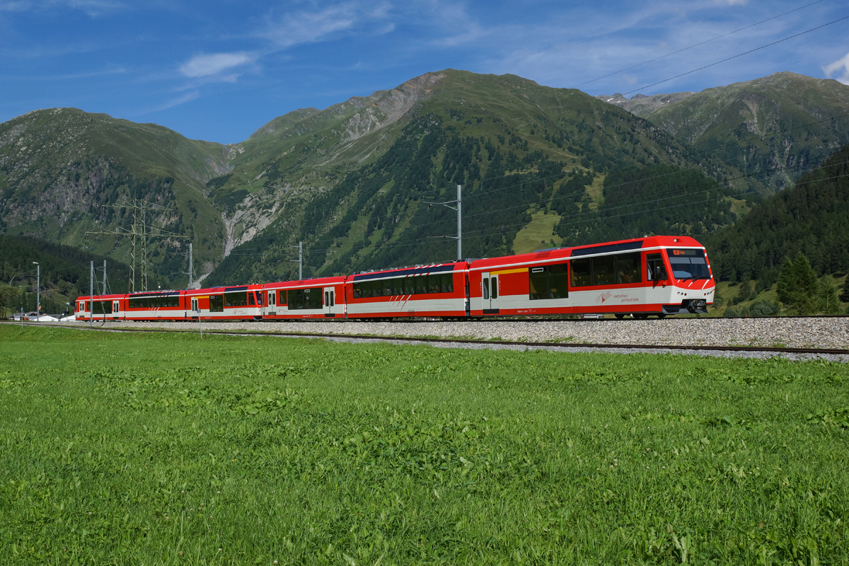 Ein Extrazug nach Brig, bestehend aus dem ABDeh 4/8 2023 und dem ABDeh 4/8 2025, verlässt am 17.08.2014 Oberwald.
