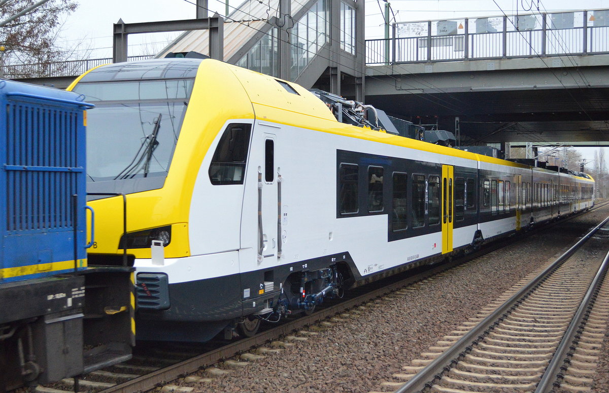 Ein fabrikneuer sechsteilger Stadler-FLIRT für die Go-Ahead Baden-Württemberg GmbH für das Regionalnetz  Stuttgarter Netze  mit der Nr. ET 6.04 A (u.a. 94 80 1430 547-8 D-GABW/ 94 80 1830 947-6 D-GABW/ 94 80 1430 047-9 D-GABW...) bei der Überführung dorch die L U. W Lok 346-001 am 21.12.18 Bf. Berlin-Hohenschönhausen. Es sind wohl insgesamt 10 Züge der BR 430 bei Stadler von der Go-Ahead Baden-Württemberg GmbH geordert worden. 
