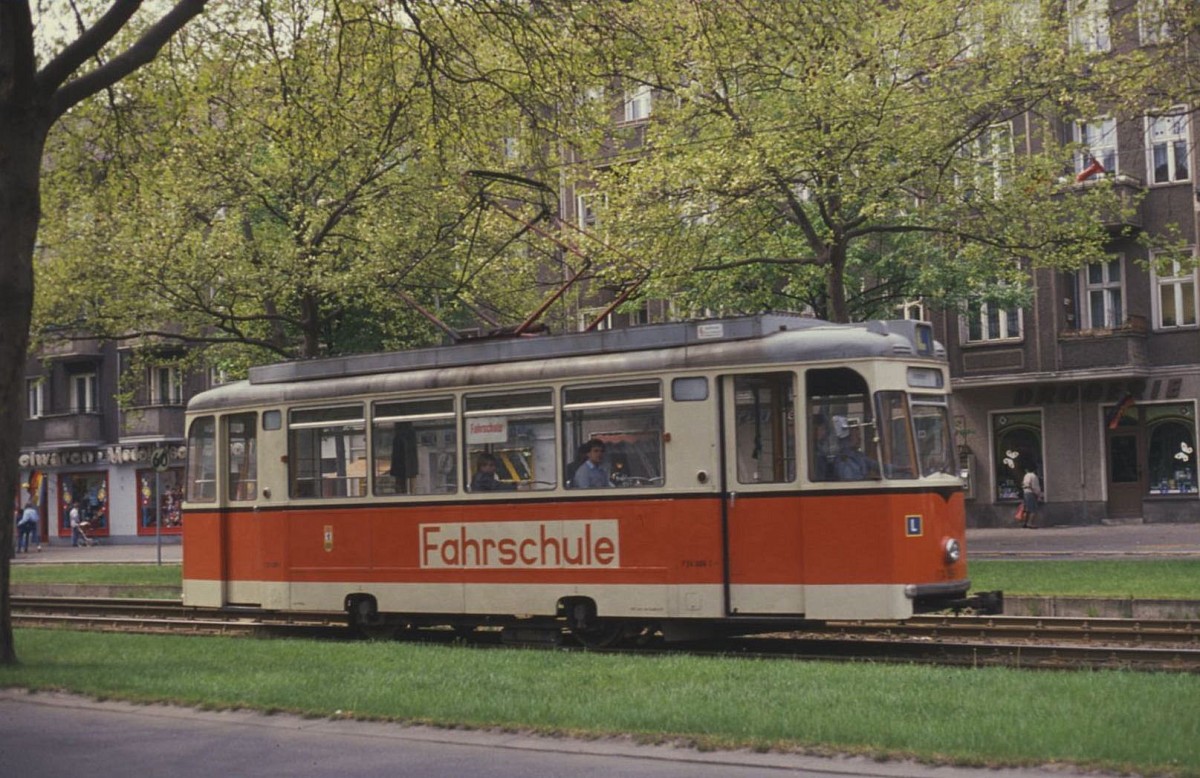 Ein Fahrschulwagen war am 8.5.1989 auf der Berliner Straße in Ostberlin unterwegs.