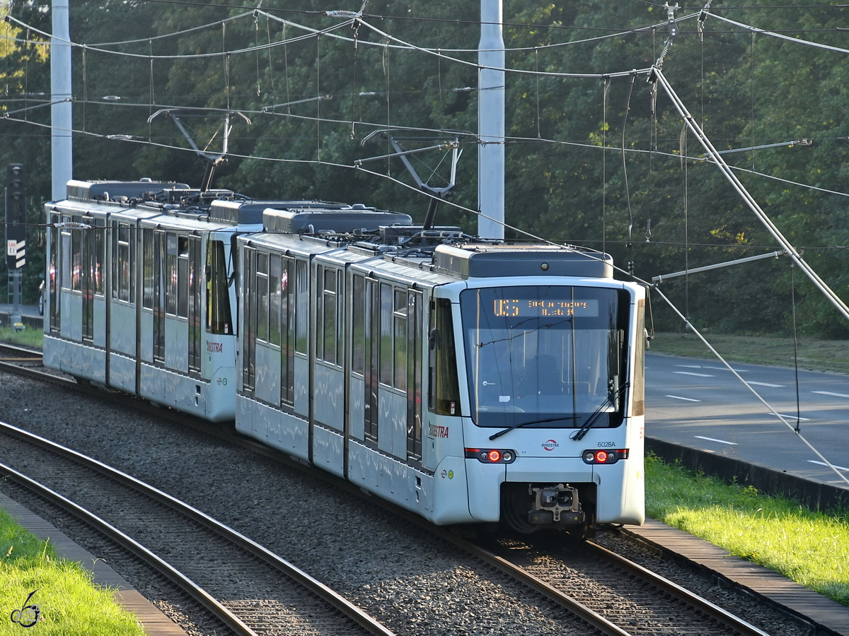 Ein Fahrzeug der neuesten Generation (6044) auf der Linie U35 war Anfang September 2021 in der Nähe der Bochumer Ruhr-Universität zu sehen.