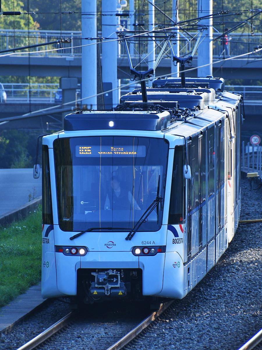 Ein Fahrzeug der neuesten Generation (6244) auf der Linie U35, hier zu sehen Anfang September 2021 kurz vor der Ankunft an der Haltestelle Bochum Ruhr-Universität.