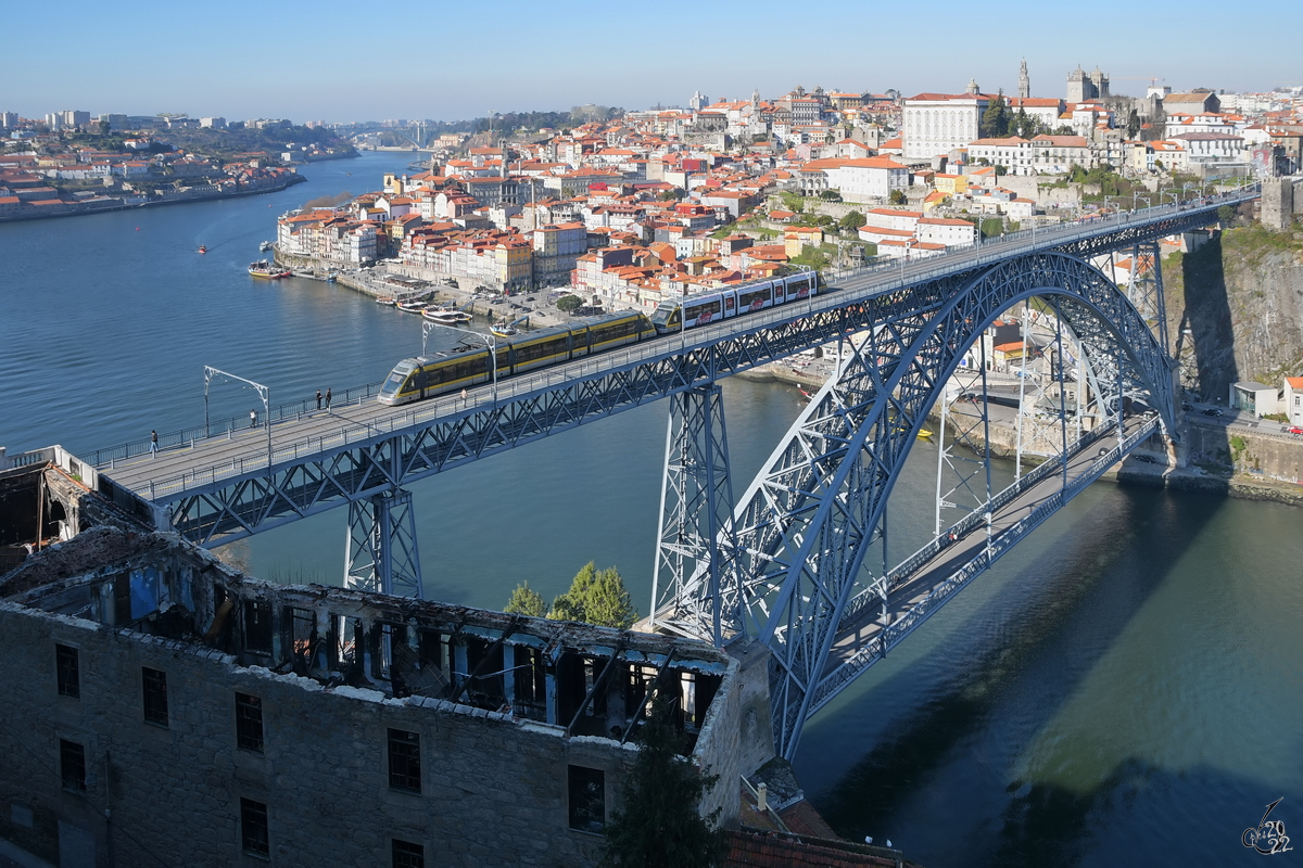 Ein Fahrzeugduo der Metro befährt Mitte Januar 2017 die Brücke Ponte Luis I. in Porto, welche über den Fluss Douro führt.