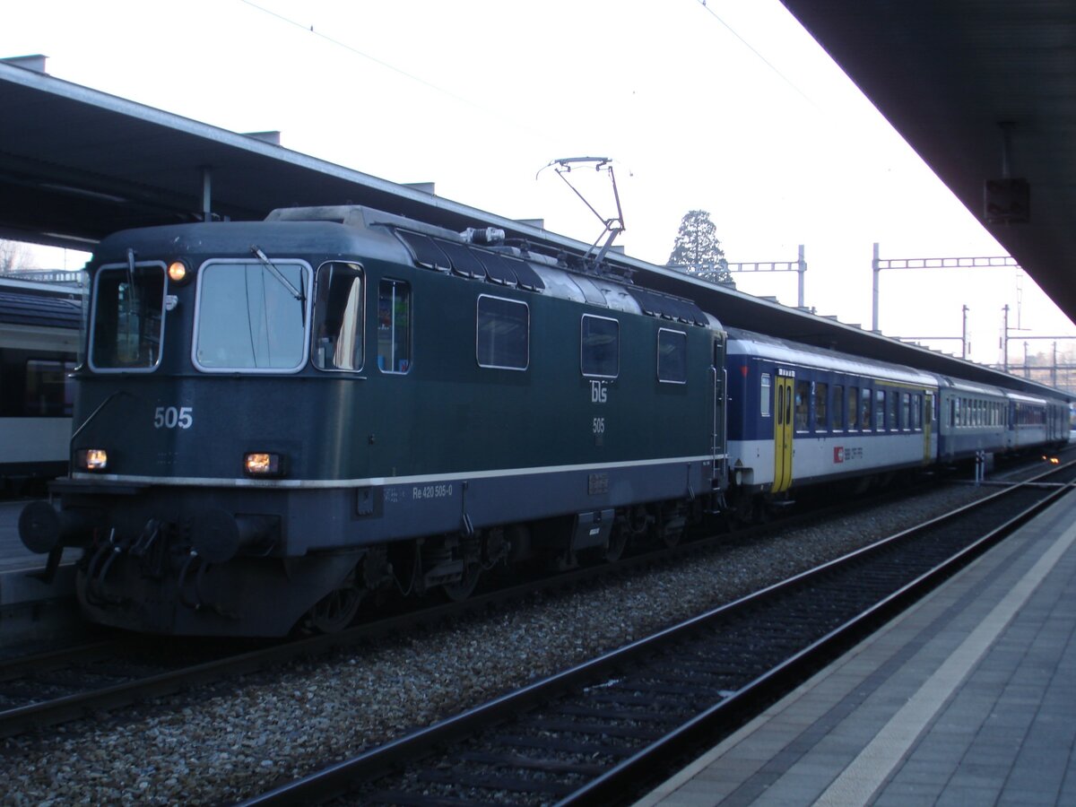 Ein farbenfroher  Sahlenweidli -Regionalzug der BLS mit der Re 420 505-0 (ehemals SBB-Re 4/4 II 11137), dem gemieteten SBB-AB EW II 071-2, einem BLS-B EW I, einem gemieteten SBB-B EW I sowie dem gemieteten SBB-Dt 931-3 am 3. Januar 2008 in Spiez.