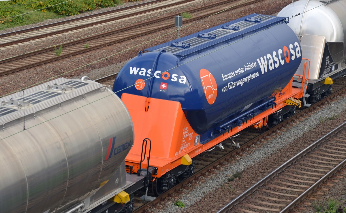 Ein Farbtupfer zwischen all den silbernen Wascosa/Zemex-Silowagen war dieser Silowagen in den Wascosa-Hausfarben. Er rollte am 26.10.14 in einem von MEG 604 geführten Ganzzug durch Halle(S).