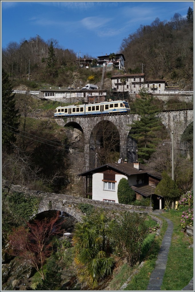 Ein FART ABe 4/6 als Regionalzug 309 Camedo - Locarno kurz vor Intragna.
20. März 2014 