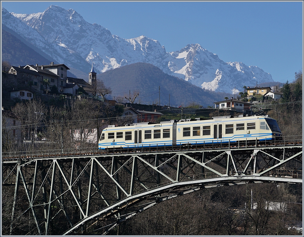 Ein FART ABe 4/6 auf der Isorno Brücke bei Intragna.
16. März 2017