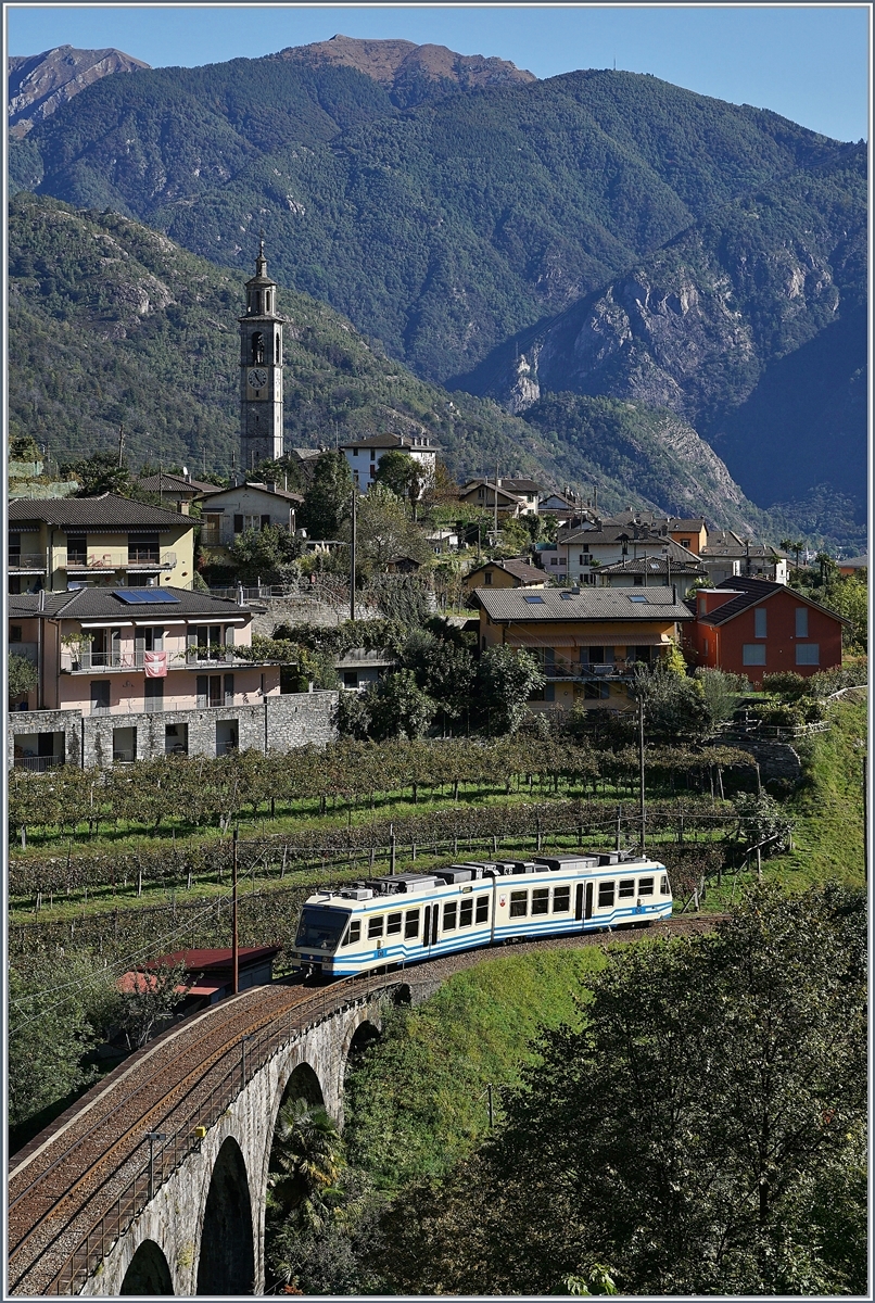 Ein FART ABe 4/6 hat als Regionalzug von Camedo nach Locarno auf einer Steinbogenbrücke den Riale di Mulitt überquert und wird in Kürze den Bahnhof von Intragna erreichen. 

10. Okt. 2019