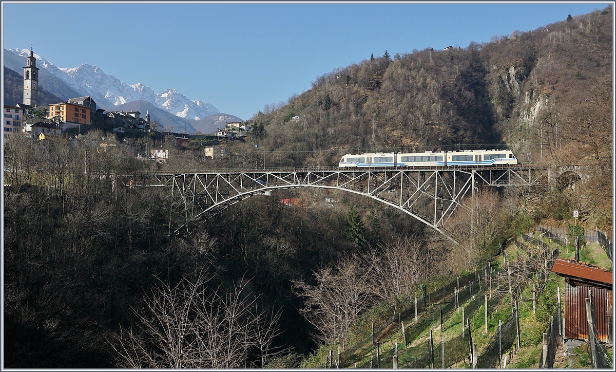 Ein FART Centovalli-Express ABe 4/8 im Regionalzugsdienst Locarno - Camedo - Locarno auf der 132 Meter langen Isorno Brücke bei Intragna.
16. März 2017