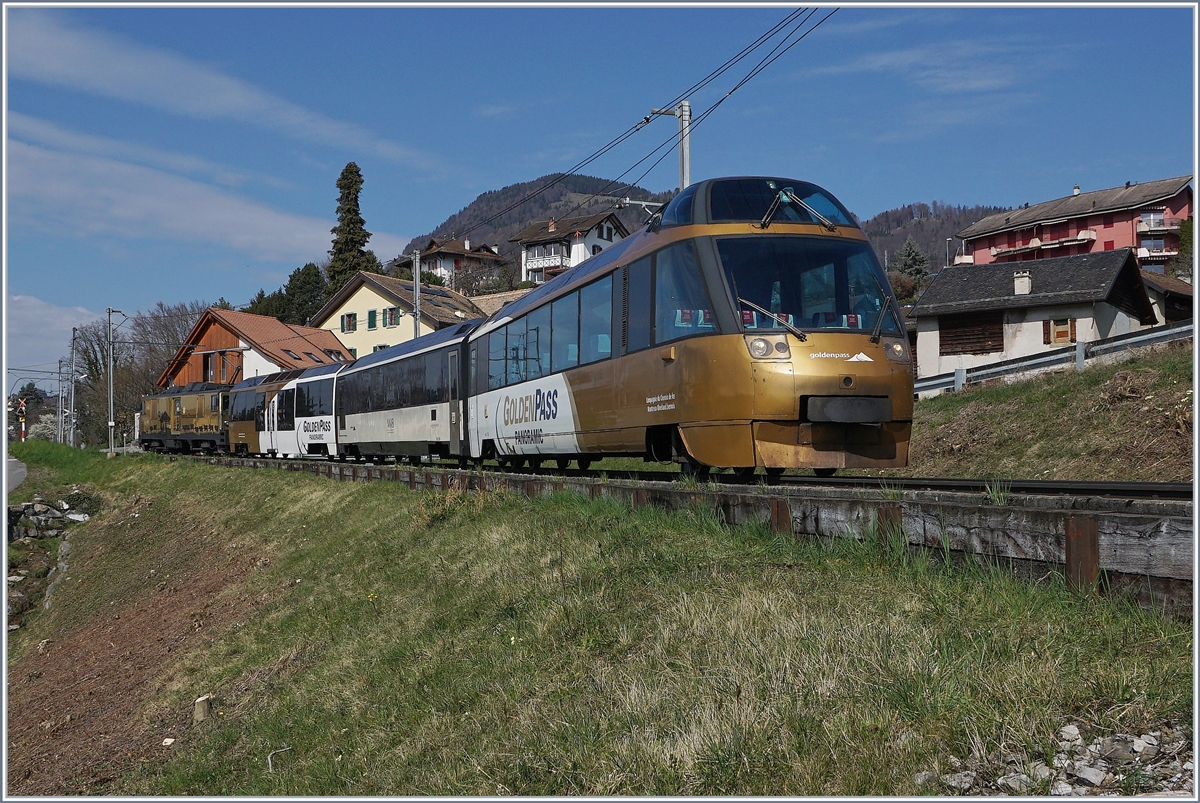 Ein fast goldener MOB Panoramic Express von Zweisimmen nach Montreux bei Planchamp. 

17. März 2020