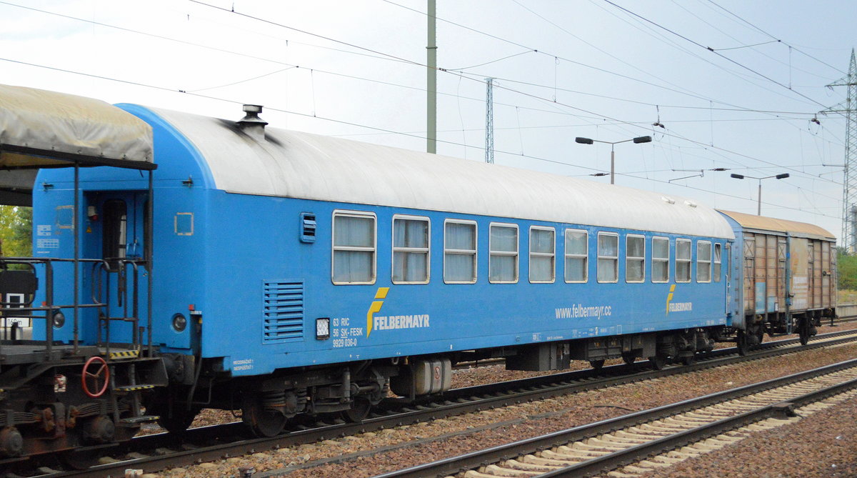 Ein FELBERMAYR Personenbegleitwagen mit der Nr. 63 RIC 56 SK-FESK 9929 036-0 am Haken eines 10-achsigen Tragschnabelwagen mit Tiefladebrücke ohne Ladung am 10.09.18 Bf. Flughafen Berlin-Schönefeld.