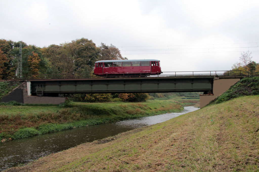 Ein Ferkel in Leipzig, Triebwagen 772 345-5 des Erfurter Bahnservice auf dem Weg nach Leipzig-Plagwitz, wo er am Sonnabend zu den 12.Leipziger Eisenbahntagen zu sehen sein wird, 16.10.2013. www.dampfbahnmuseum.de