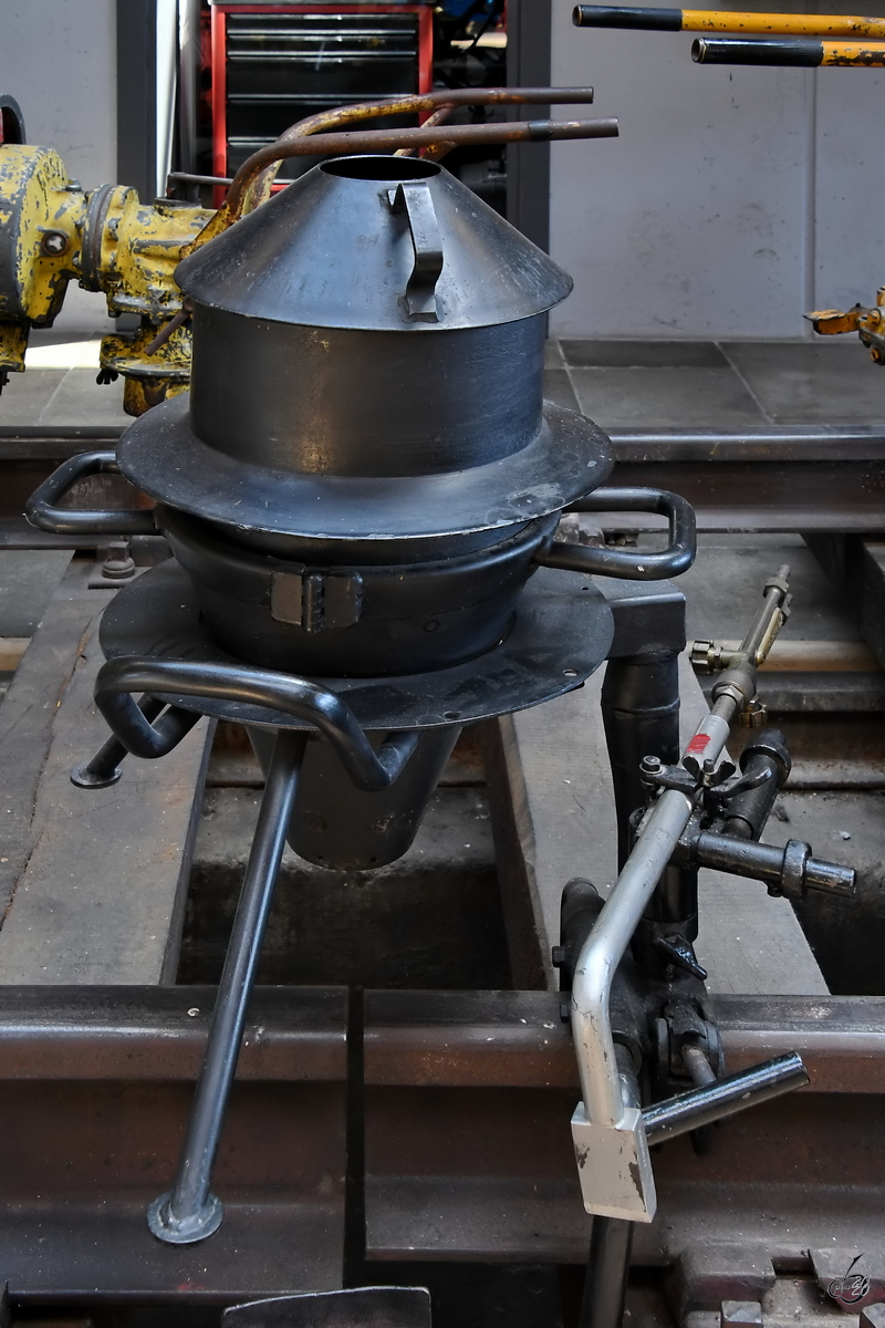 Ein feuerfester Tiegel zum Verschließen der Schienenstöße im Thermitschweißverfahren. (Lokwelt Freilassing, August 2020)