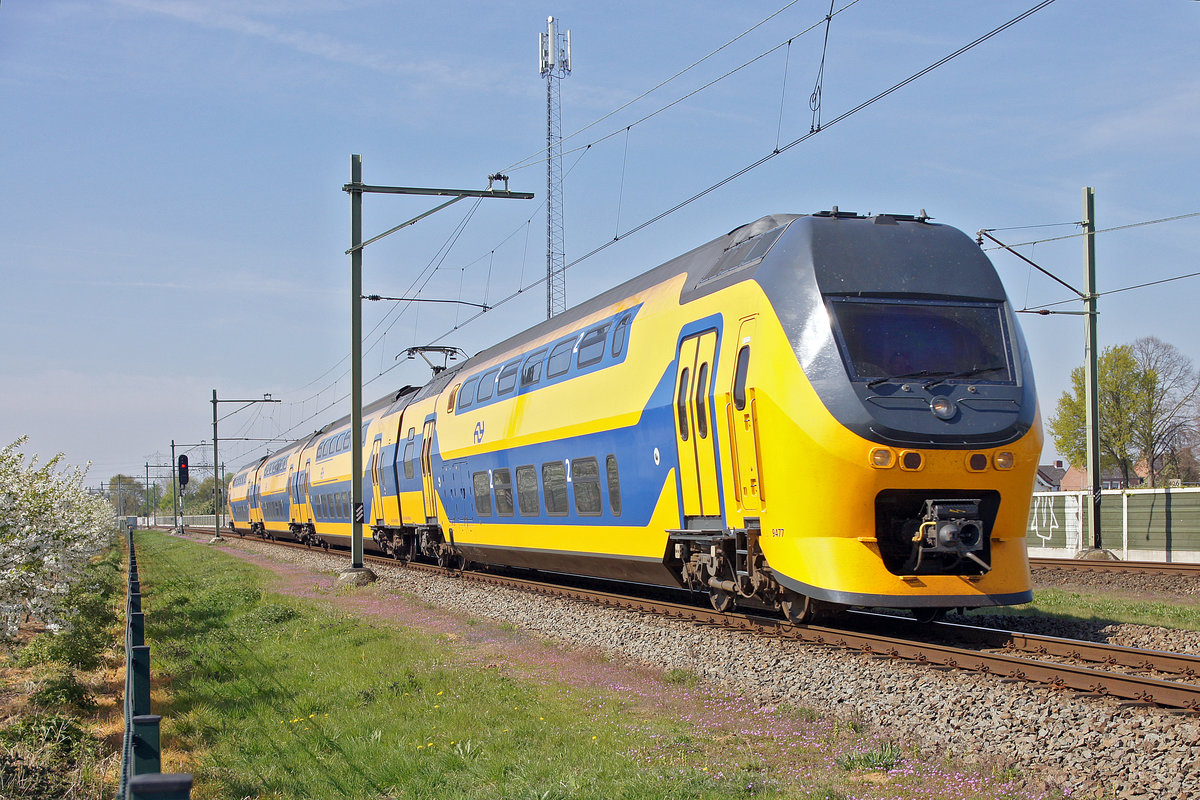 Ein FIRM Doppelstock-Triebwagen am 16.04.2019 kurz vor Roermond NL.