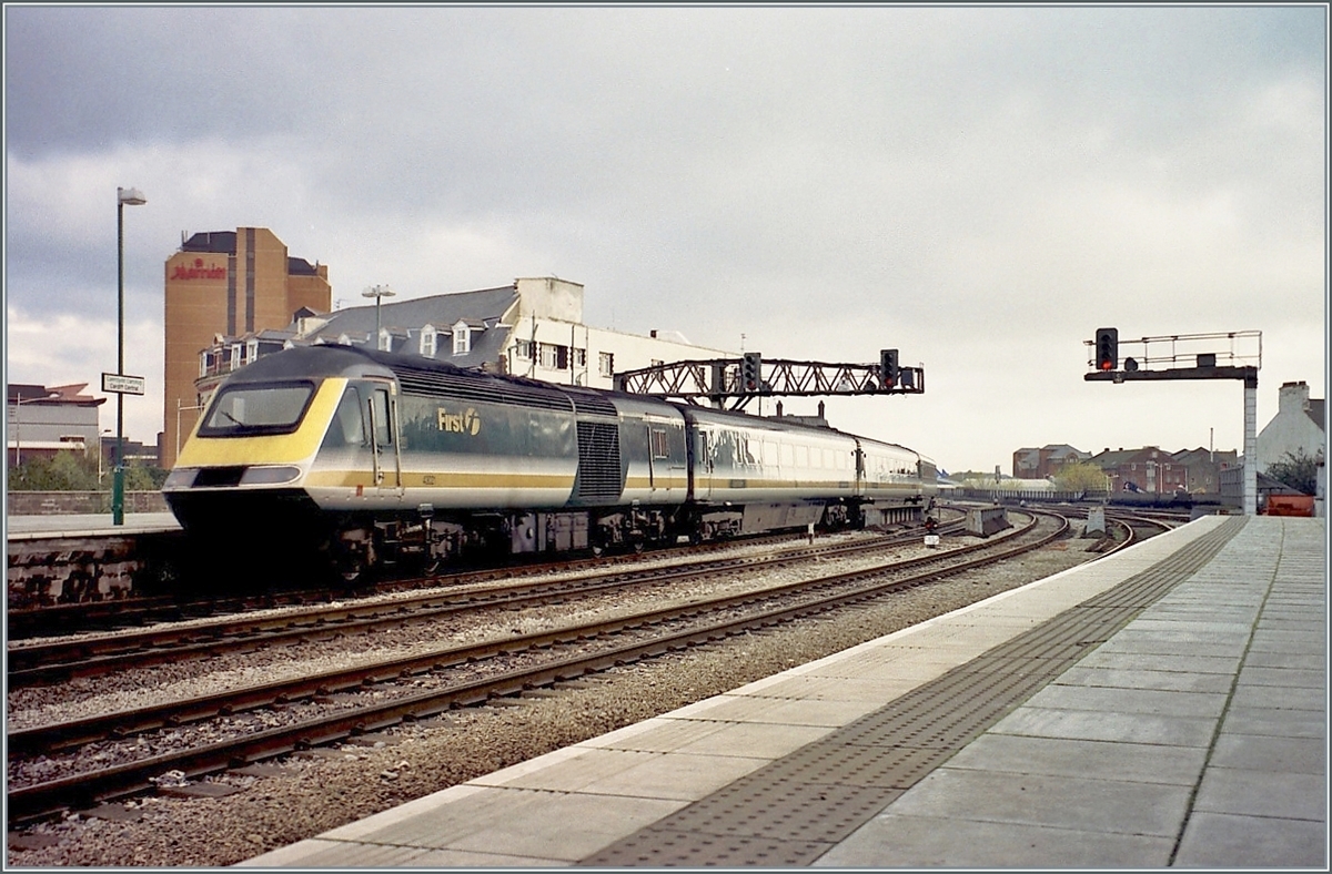 Ein  First Great Western  in der Grün/Weiss/Golden Farbgebung verlässt Cardiff Central / Caerdydd Canolog. 

Analoges Bild vom 7. November 2000