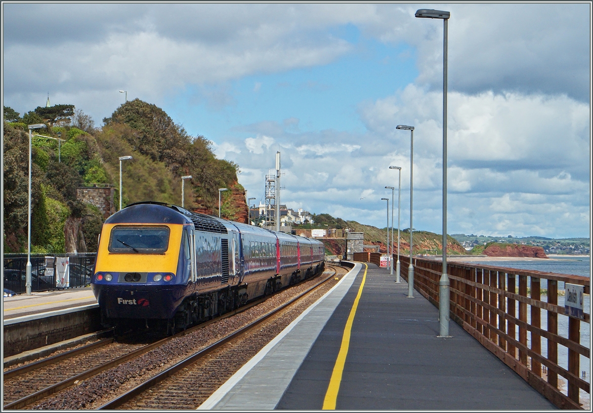 Ein First Great Western HST 125 Class 43 Zug nach London verlässt Dawlish; an der Spitze der 43 063 und am Schluss der 43 187 Triebkopf. 
12. Mai 2014