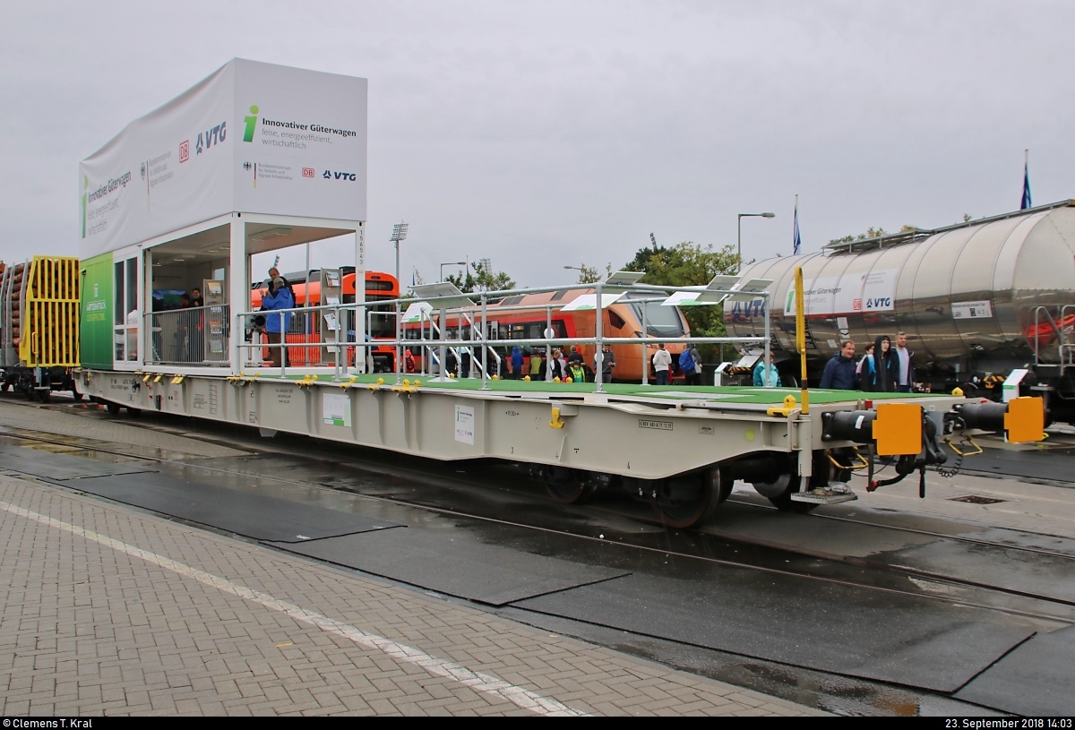 Ein Flachwagen bzw. Containertragwagen der Gattung  Sggns  (37 80 4576 783-? D-VTG??) der VTG Rail Logistics GmbH steht auf dem Gleis- und Freigelände der Messe Berlin anlässlich des  Tags des Eisenbahners  im Rahmen der Publikumstage zur InnoTrans 2018.
Dieser Wagen gehört zur Produktgruppe der  Innovativen Güterwagen , die in Zusammenarbeit mit der DB und dem Bundesministerium für Verkehr und digitale Infrastruktur entwickelt wurden.
Weitere Informationen zum Fahrzeug:
https://www.virtualmarket.innotrans.de/de/Containertragwagen-Sggns-80,dct5-470
[23.9.2018 | 14:03 Uhr]