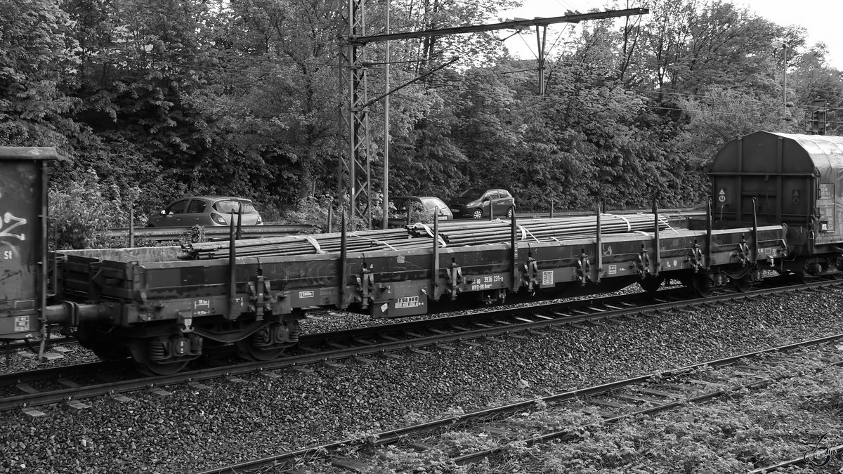 Ein Flachwagen Ende April 2018 in der Nähe des Hattinger Bahnhofes. 