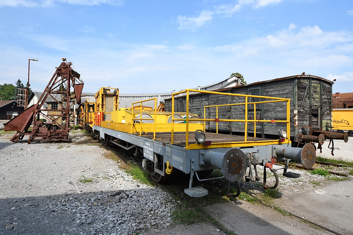 Ein Flachwagen für den Bahnbau war Ende August 2019 in Ljubljana abgestellt.