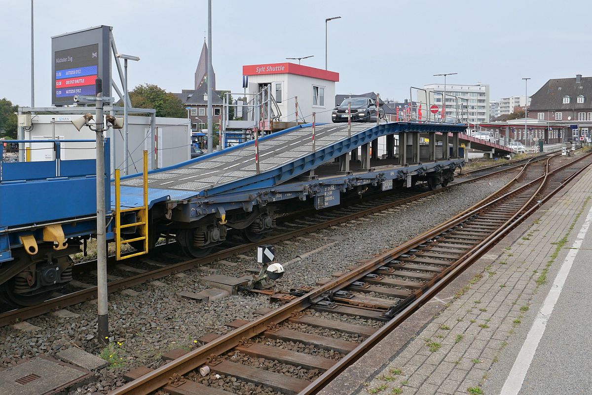 Ein Flachwagen der Gattung Rens (3 988 059-6) als Auffahrrampe auf den RDC AUTOZUG Sylt im Westerland (Sylt) am 06.09.2021