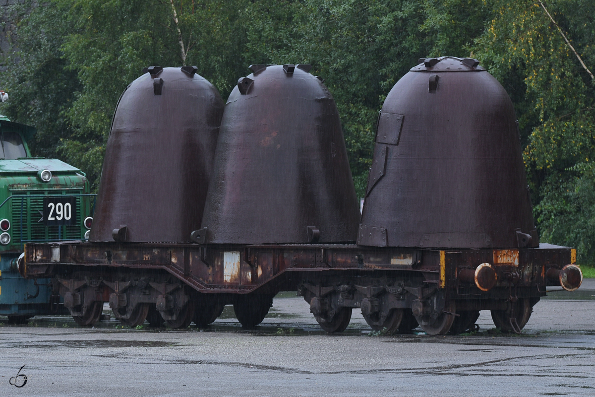 Ein Flachwagen mit drei Stahlgussglocken auf dem Museumsgelände der Henrichshütte abgestellt. (Hattingen, September 2017)