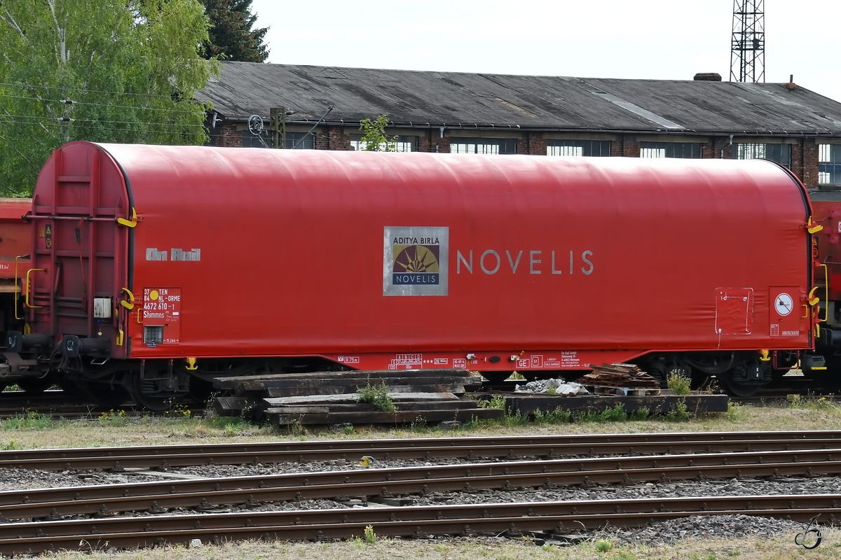 Ein Flachwagen mit Schiebeplane Anfang August 2018 in Blankenburg.
