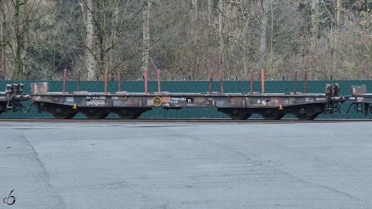 Ein Flachwagen wartet Anfang Dezember 2018 in Hattingen auf seine Beladung.