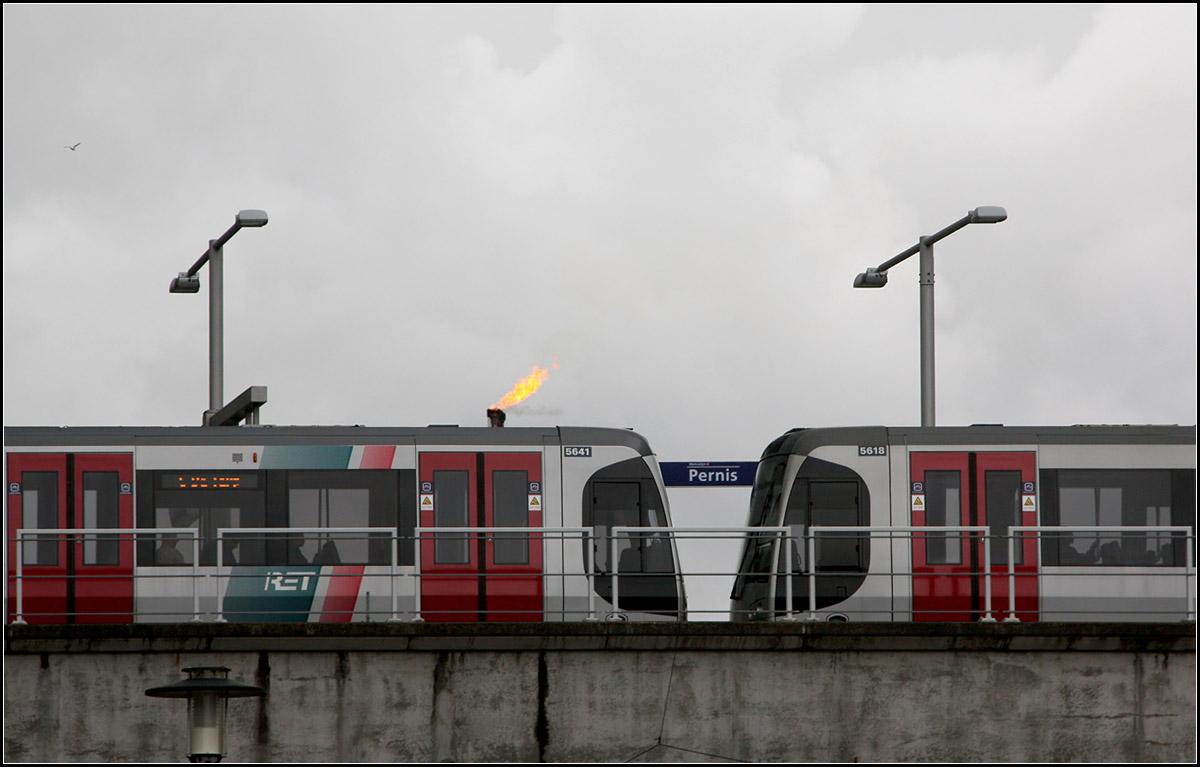 Ein flammender Auspuff des U-Bahnzuges? -

Wären wir in Rio de Janeiro könnte es sich auch um den Transport des olympischen Feuers handeln, aber wir sind hier lediglich in Rotterdam. Ein U-Bahnzug in der Station Pernis in Rotterdam.

21.06.2016 (M)