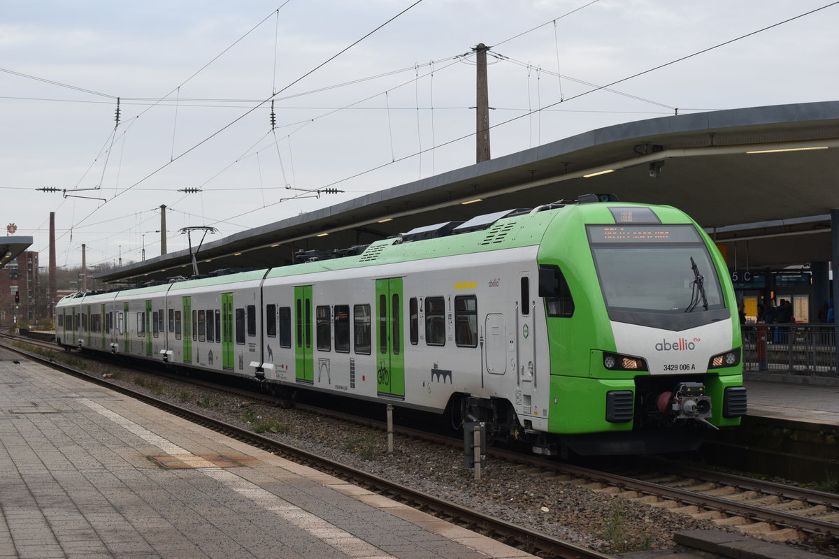 Ein Flirt 3 XL von Abellio Rail NRW im Dezember 2019 in Bochum Hbf als RB40 auf der Fahrt von Hagen Hbf nach Essen Hbf  