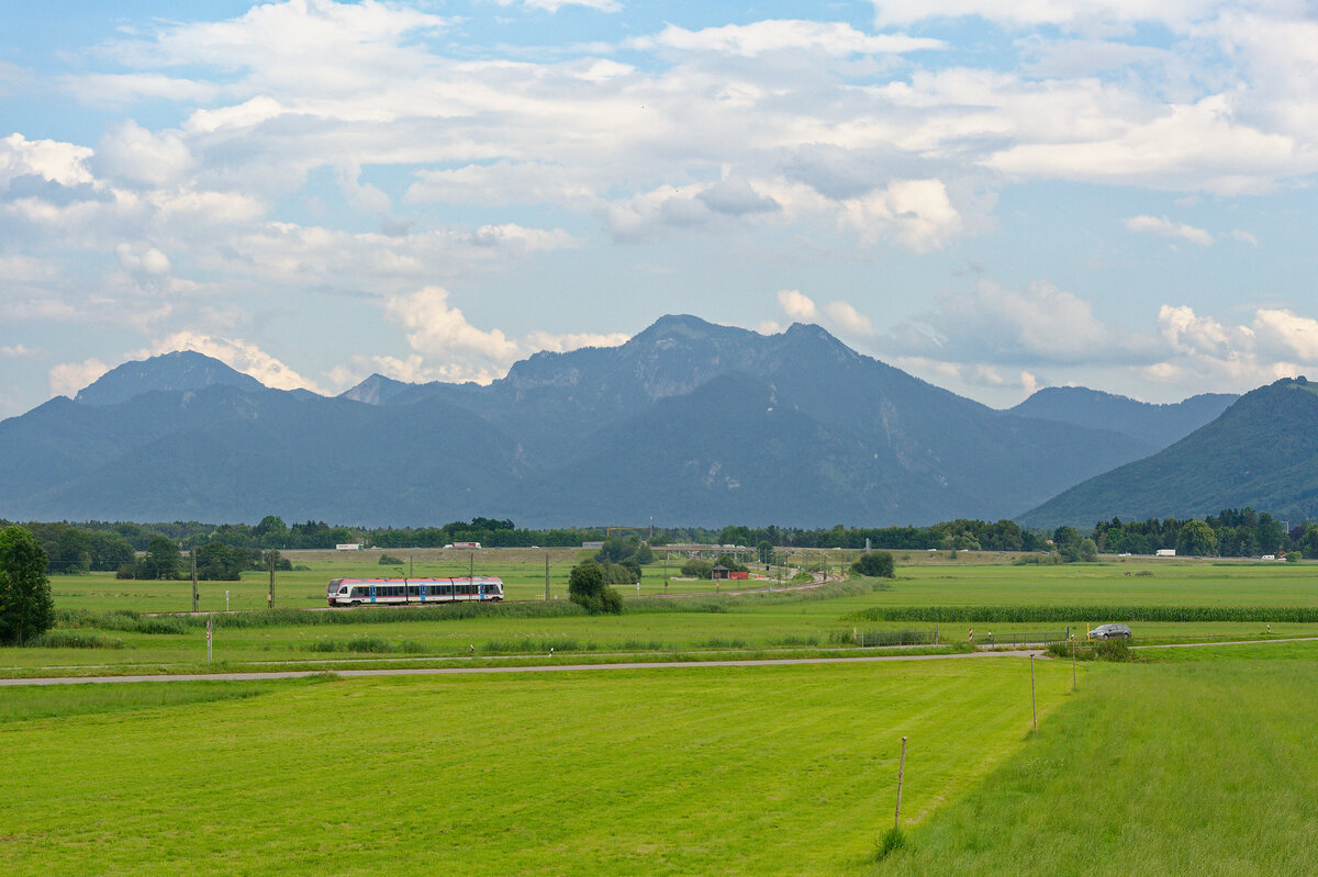 Ein Flirt der Berchtesgadener Land Bahn (BLB) als Leerreise bei Prien am Chiemsee Richtung Freilassing, 23.07.2020