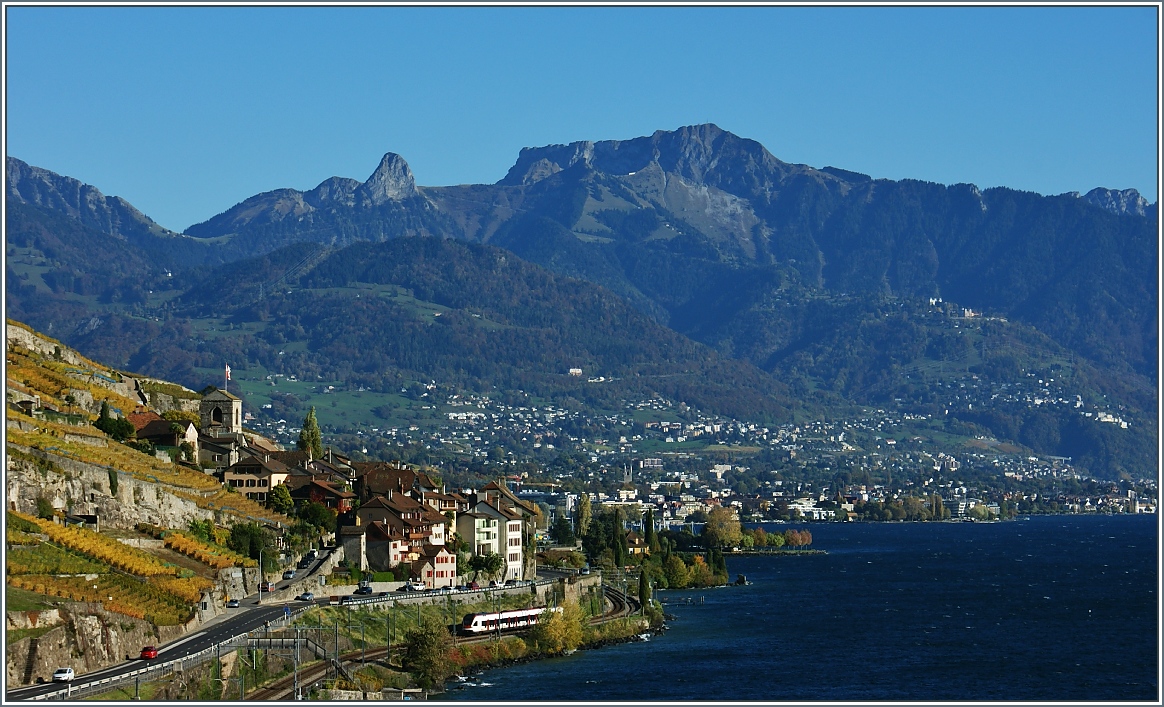 Ein Flirt fährt bei St.Saphorin den Genfersee entlang.
(28.10.2013)