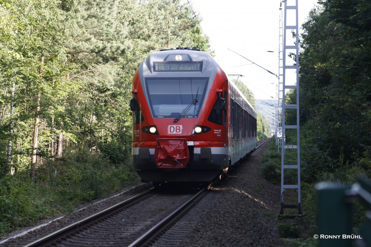 Ein Flirt Triebwagen ist am 24.07.2013 auf den Weg von Binz (R�gen) nach Stralsund, hier kurz vor dem B� Prora. Auf dem Campingplatz h�rte man st�ndig ein Getute und Gehupe, man wie das in Erinnerung bleibt :-).