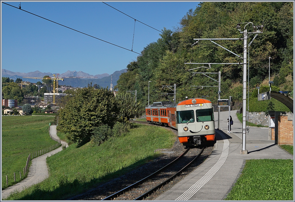 Ein FLP RBe 4/12 erreicht als Regionalzug nach Ponte Tresa den Halt Sorengo Laghetto. 

27. Sept. 2018