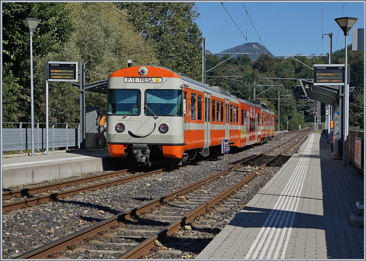 Ein FLP Regionalzug im Kreuzungsbahnhof Cappella Agnuzzo auf dem Weg nach Lugano. 

27. Sept. 2018