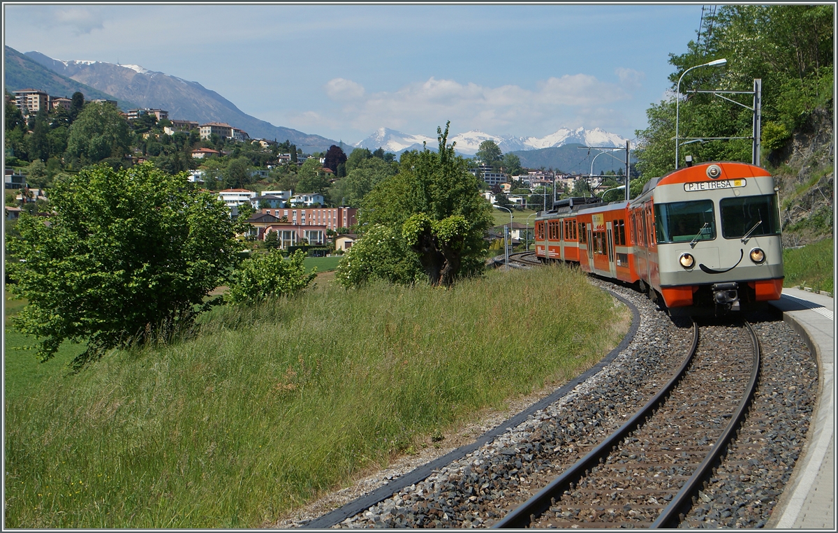 Ein FLP Regionalzug nach Ponte Tresa erreicht Sorengo-Laghetto. 
5. Mai 2014