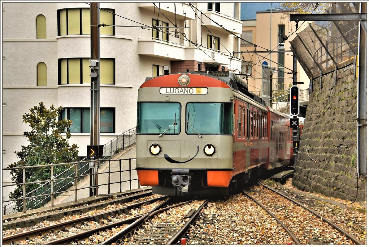 Ein FLP Zug aus Ponte Tresa trifft in Lugano ein. (14.11.2016)